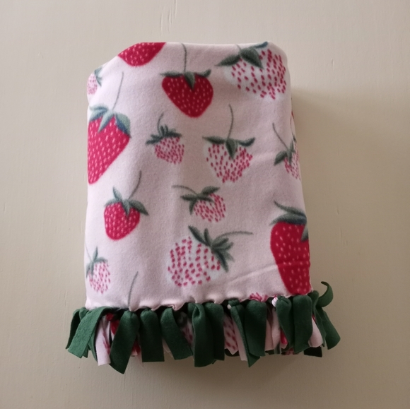 Strawberry No Sew Fleece Blanket Handmade Knotted Blanket - Picture 5 of 6